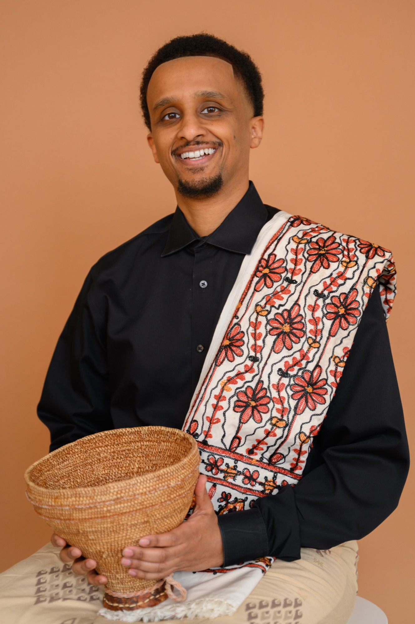 Portrait of Mohamoud O. Mohamed holding a Hadhuub-Gaal milk container